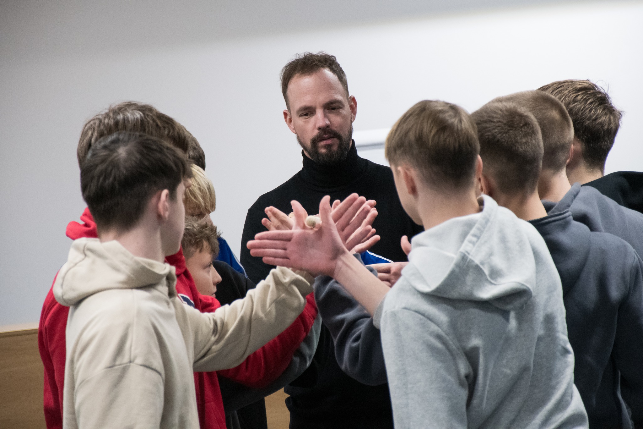 Hubert Trocikowski prowadzący ćwiczenie z grupą zawodników